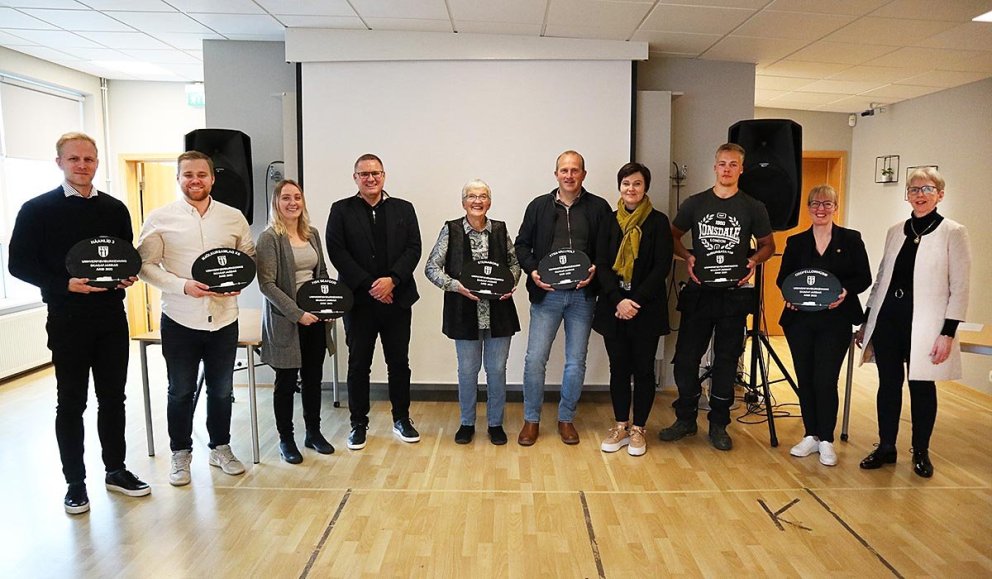 Glæsilegur hópur með viðurkenningarnar. MYND GG