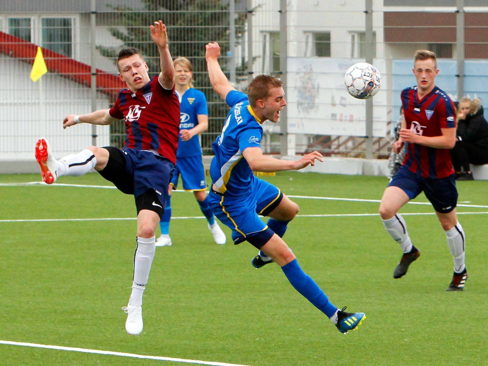 Jón Gísli lengst til vinstri - á flugi í leik gegn Gróttu um síðustu helgi. Mynd: ÓAB
