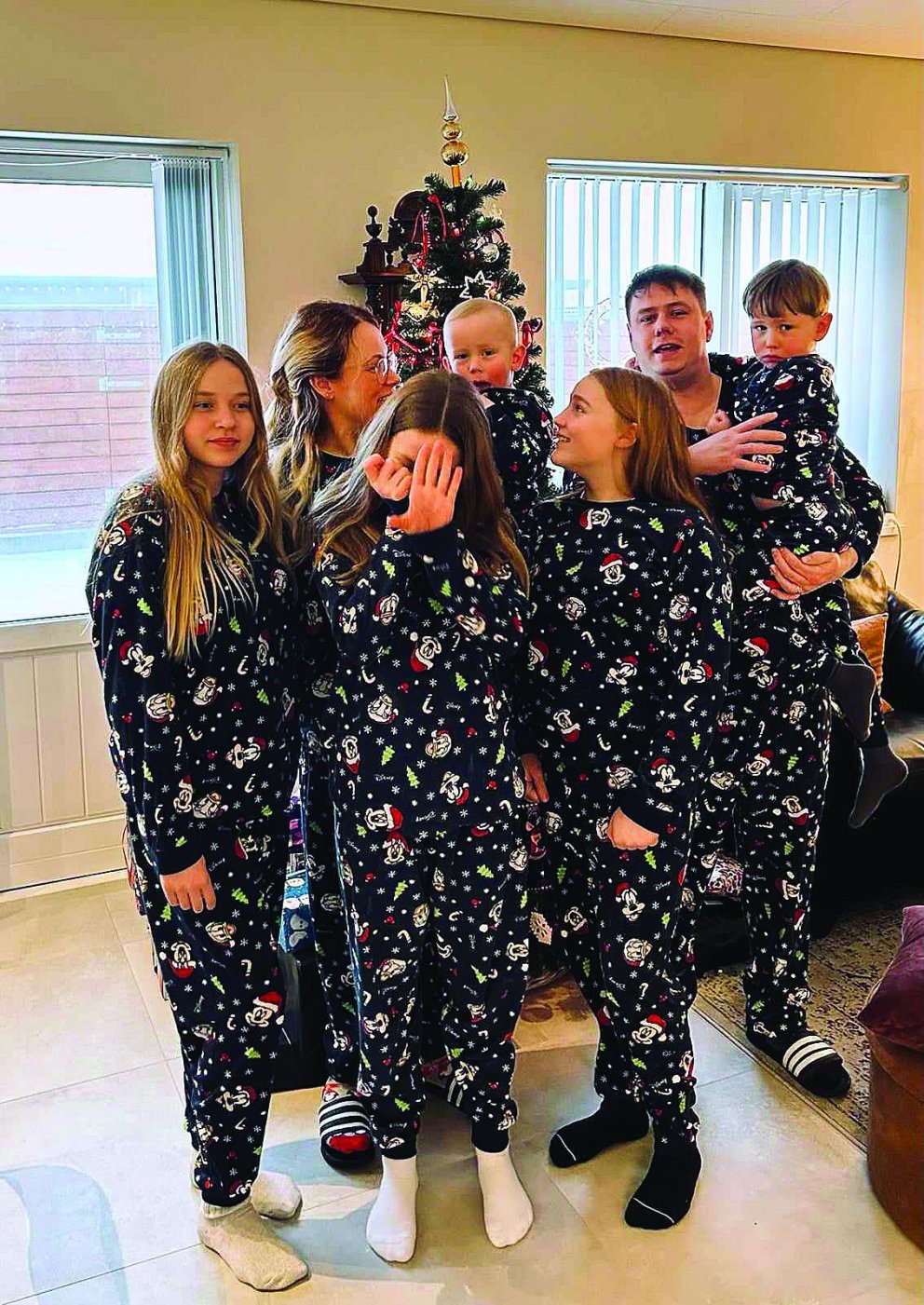 Jóel og Íris ásamt börnum. MYND AÐSEND