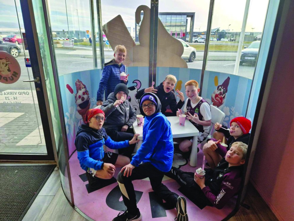 Strákarnir í MB11 að gæða sér á Hubbu-ís. Mynd: SG