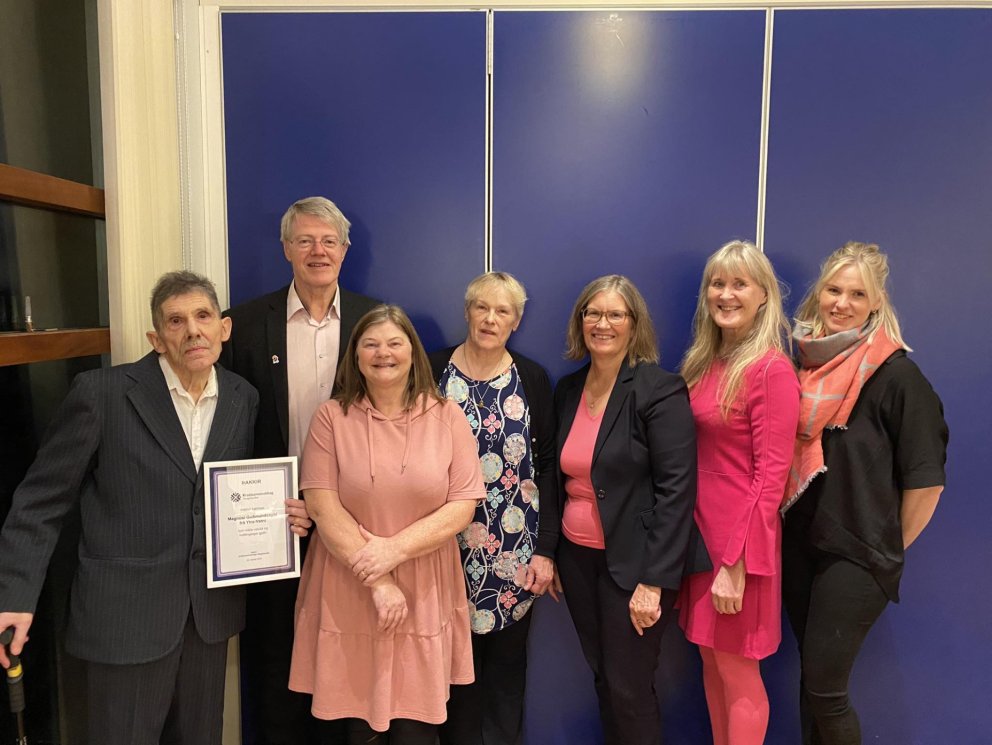 Hér má sjá Magnús ásamt stjórn Krabbameinsfélags Skagafjarðar. MYNDGG