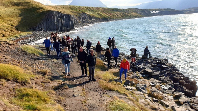 Ánægðir gestir FNV í fjöruferð. Aðsendar myndir.