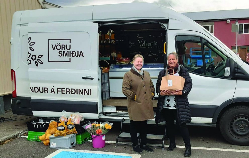 Smáframleiðendur á ferðinni. Hér er hún Herdís Sigurðardóttir í Áskaffi að afhenda vörur til Jóhönnu Björnsdóttur. MYND: VÖRUSMIÐJAN