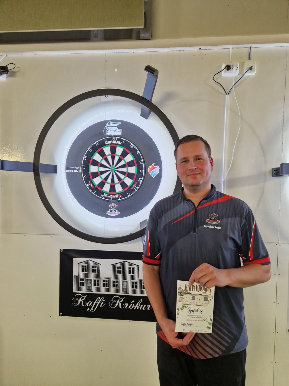 Þórður Ingi Pálmarsson með verðlaunin sín. Mynd tekin af Facebook-síðu Pílukastfélags Skagafjarðar