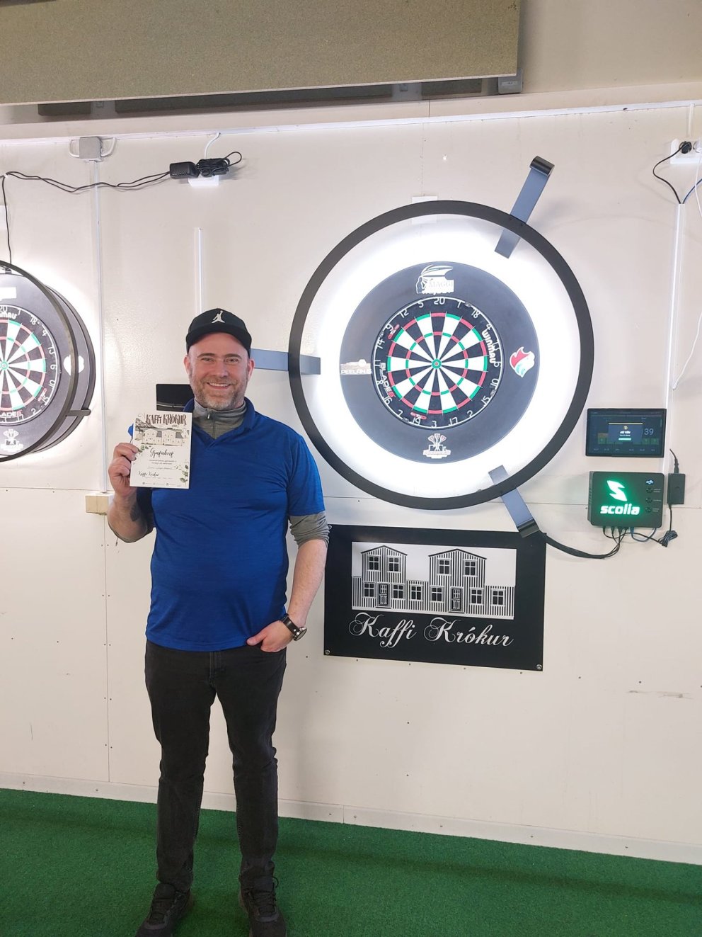 Sigurvegarinn Jón Oddur. Mynd tekin af Facebook-síðu Pílukastfélags Skagafjarðar.