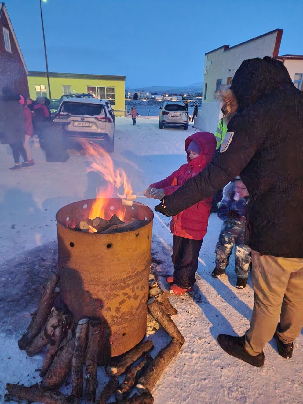 Verið að grilla sykurpúða. Mynd: Kristín Ingibjörg Lárusdóttir.