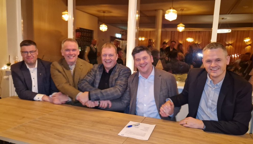 Við undirskrift.MYND FACEBOOKSÍÐA HÚNABYGGÐAR