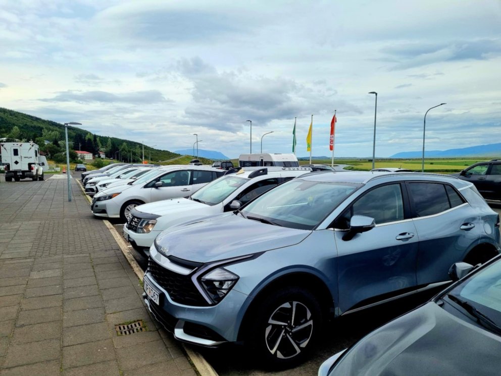 Glæstir fákar fyrir utan Olís Varmahlíð í dag. Mynd: hmj