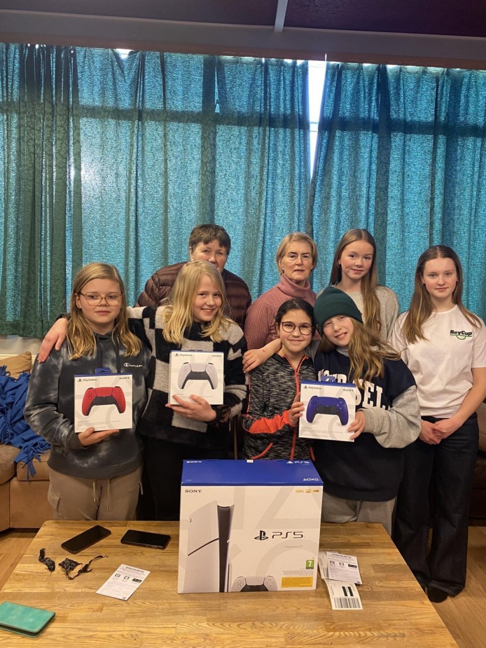 Fulltrúar Gæranna ásamt nokkrum ungmennum. MYND HUNATHING.IS