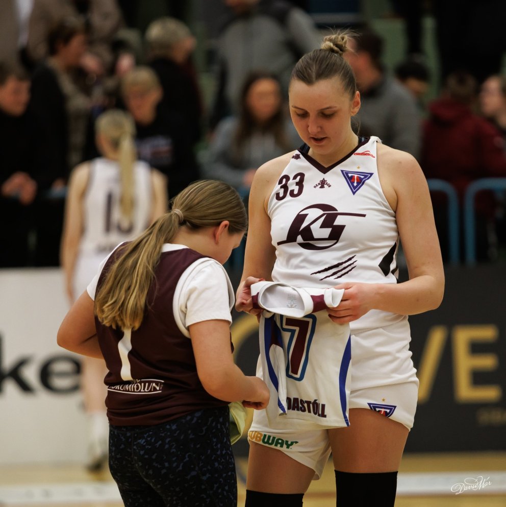 Emese Vida og ungur aðdáandi. MYND: DAVÍÐ MÁR.