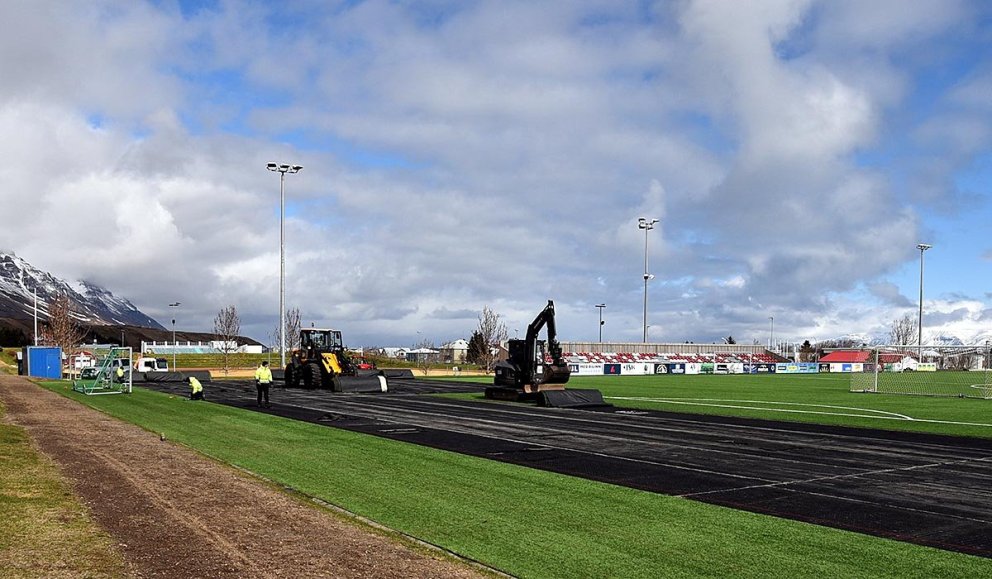 Gervigrasinu rúllað upp og gúmmílagið síðan fjarlægt. MYNDIR: ERLINGUR B JÓHANNESSON