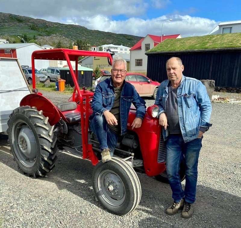 Mynd: Karl Friðriksson og Grétar Gústavsson aka traktorum til stuðnings Vináttu gegn einelti. Myndir aðsendar.