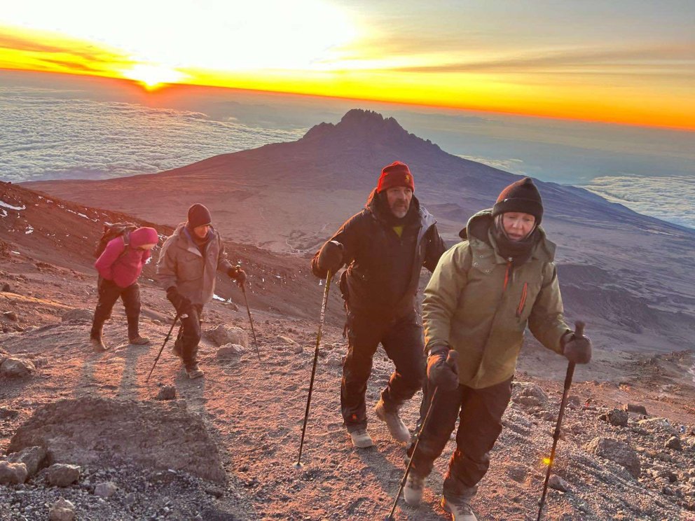 Myndin er af þeim hjónum Selmu og Róbert þegar á göngunni uppá Kilimanjaro í sumar. MYND AÐSEND