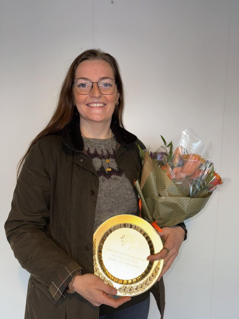 Sigurlína með viðurkenninguna. Mynd tekin af Facebook-síðu Skagfirðings
