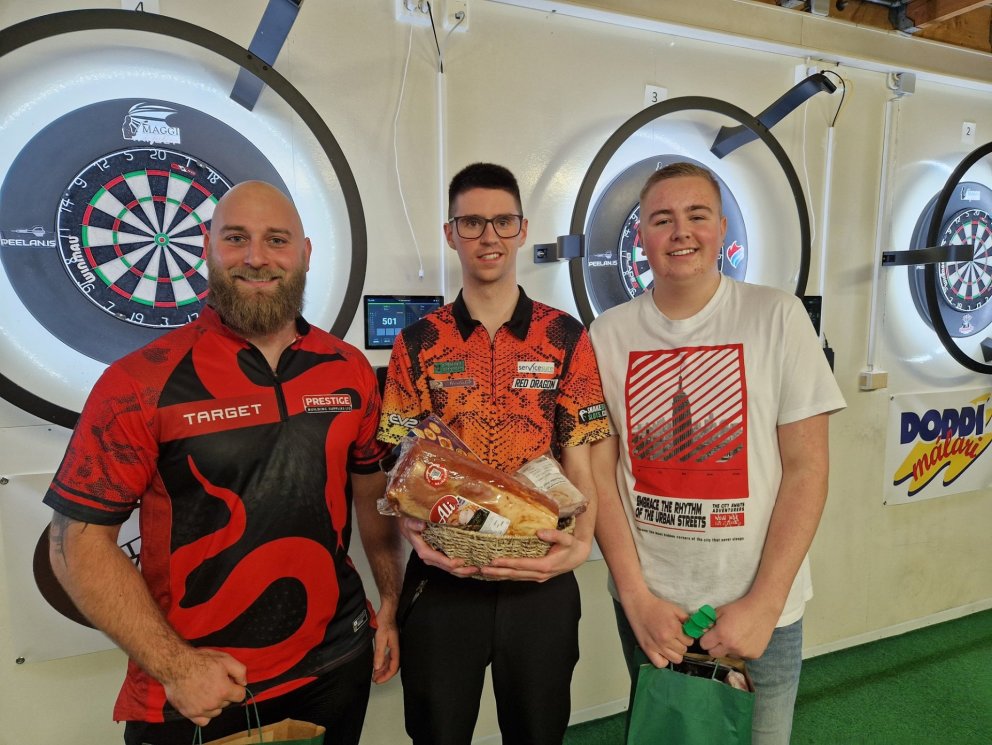 Sigurvegarinn Arnar Geir ásamt Mike og Brynjari Snæ. Mynd tekin af Facebook-síðu PKS.