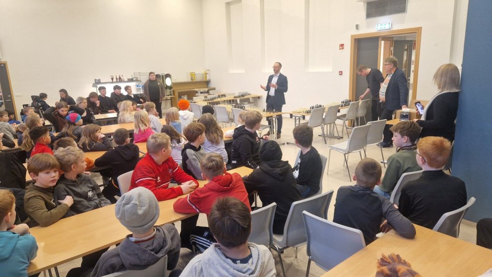 Björn Ívar að ræða við krakkana í Húnaskóla. Myndir teknar af Facebooksíðu Húnabyggðar.