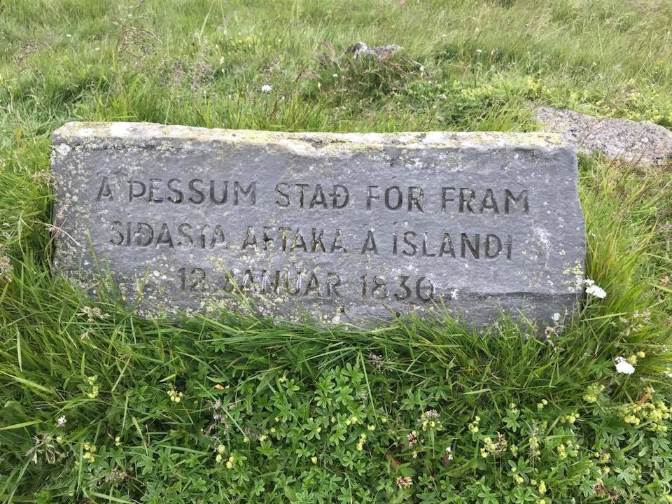 Minningarsteinn um síðustu aftökuna. Mynd: Magnús Ólafsson