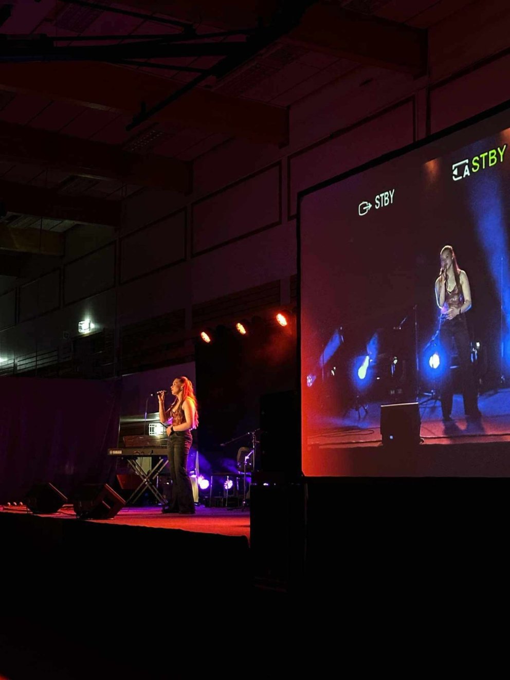 Lára á sviðinu með sitt framlag. Mynd tekin af Facebook-síðu Félagsmiðstöðvarinnar Friðar.