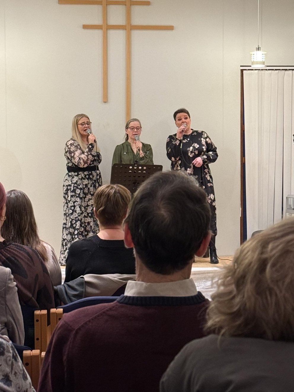 Eina myndin sem blaðamaður tók á tónleikunum af þeim stöllum. Stundum er maður bara að hlusta. MYND gg
