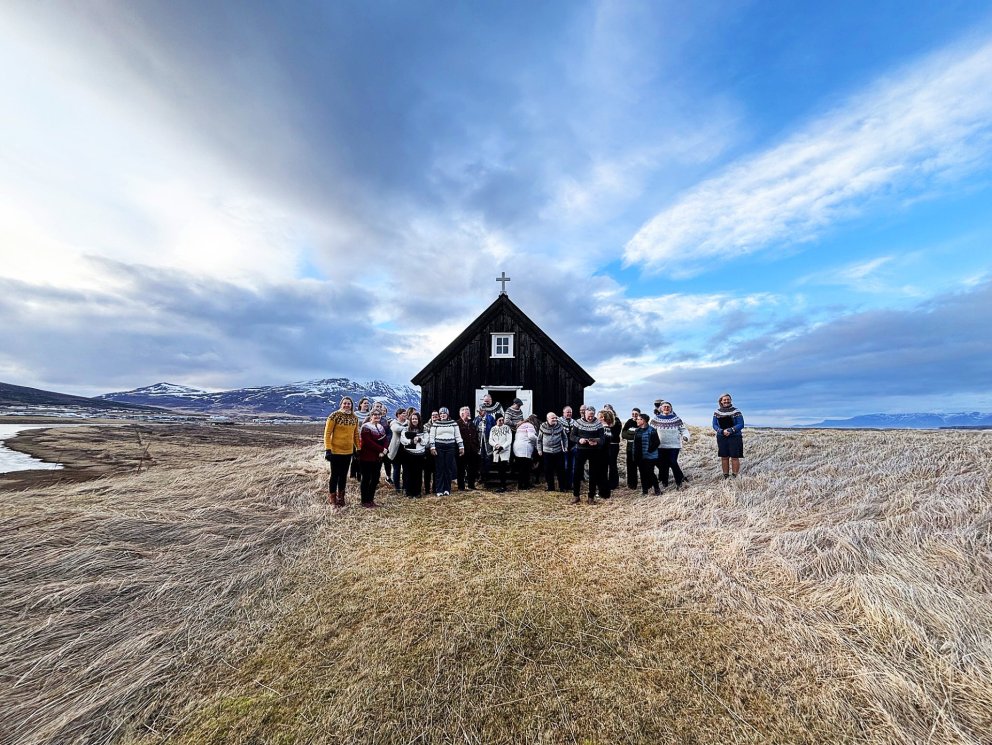 Kórfélagar vel klæddir fyrir framan Sjávarborgarkirkju. MYNDIR AÐSENDAR