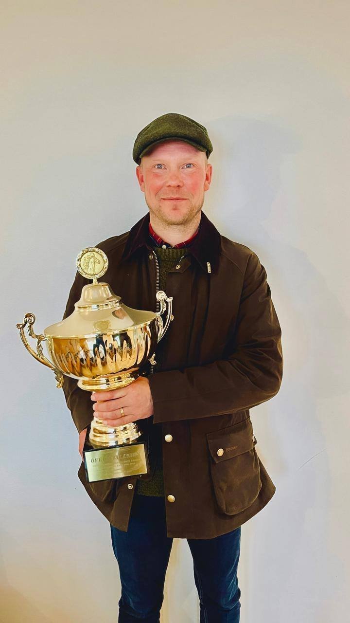 Þórarinn Eymundsson með Ófeigsbikarinn. Mynd tekin af Facebook-síðu HSS.