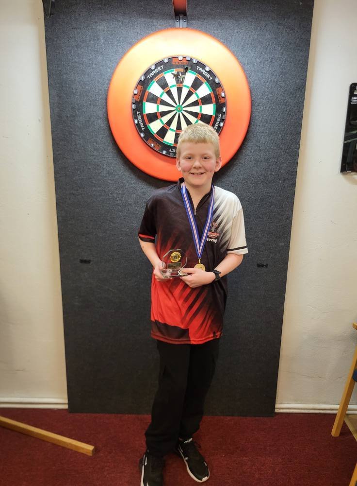 Friðrik Henrý alsæll með verðlaunin sín. Mynd tekin af PKS síðunni.