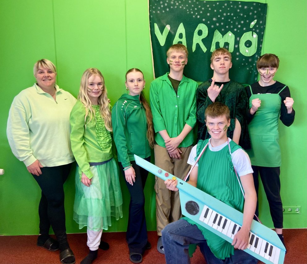 Lið Varmahlíðarskóla ásamt Línu íþróttakennara. MYND FACEBOOK