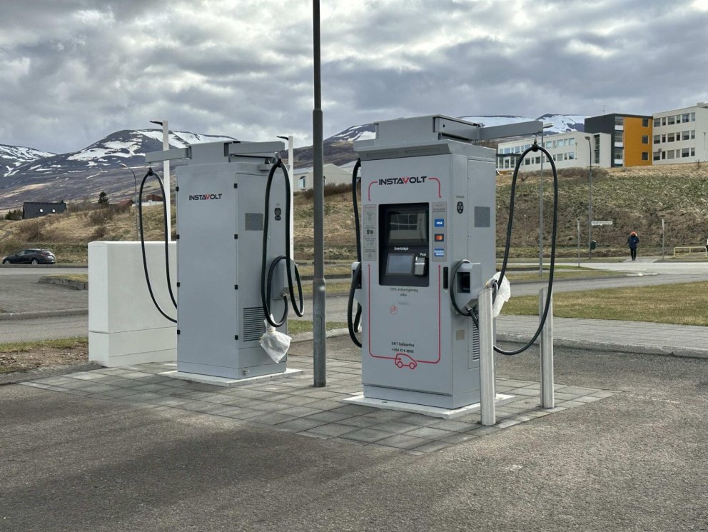 Nýju stöðvarnar sem staðsettar eru við Kaupfélag Skagfirðinga á Sauðárkróki. MYND AÐSEND