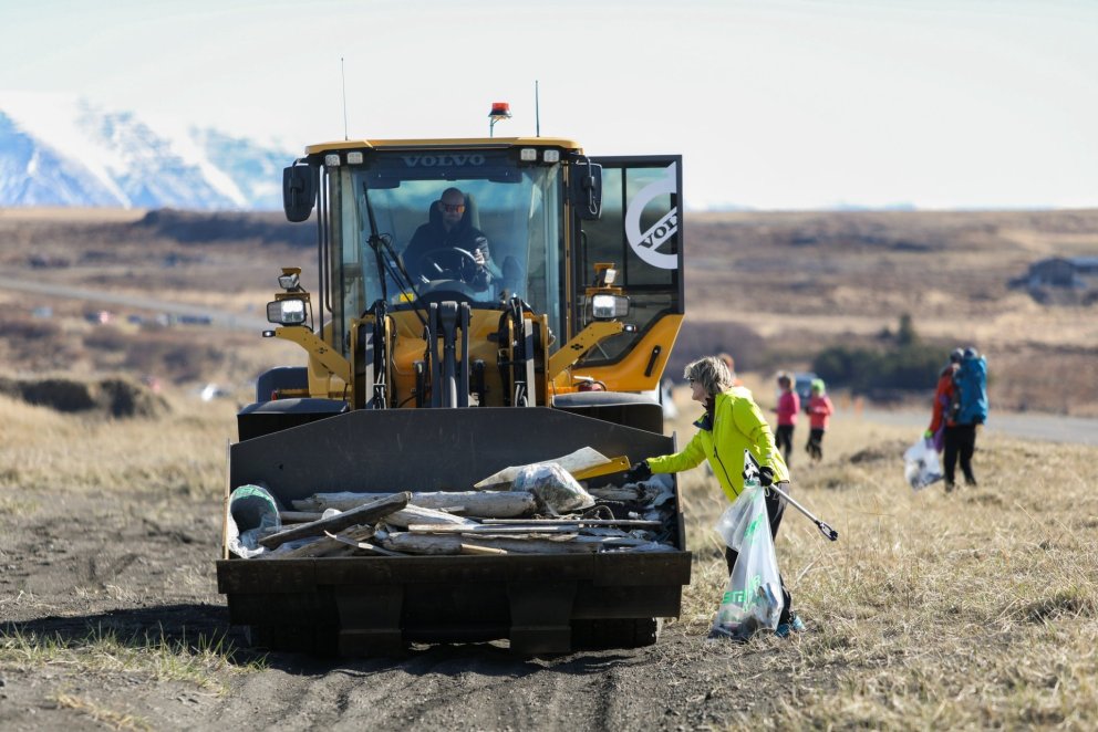 Hér má sjá Jóa Þórðar á gröfunni og Hólmfríði Guðmundsdóttur að skila frá sér rusli. Mynd: Davíð Már.
