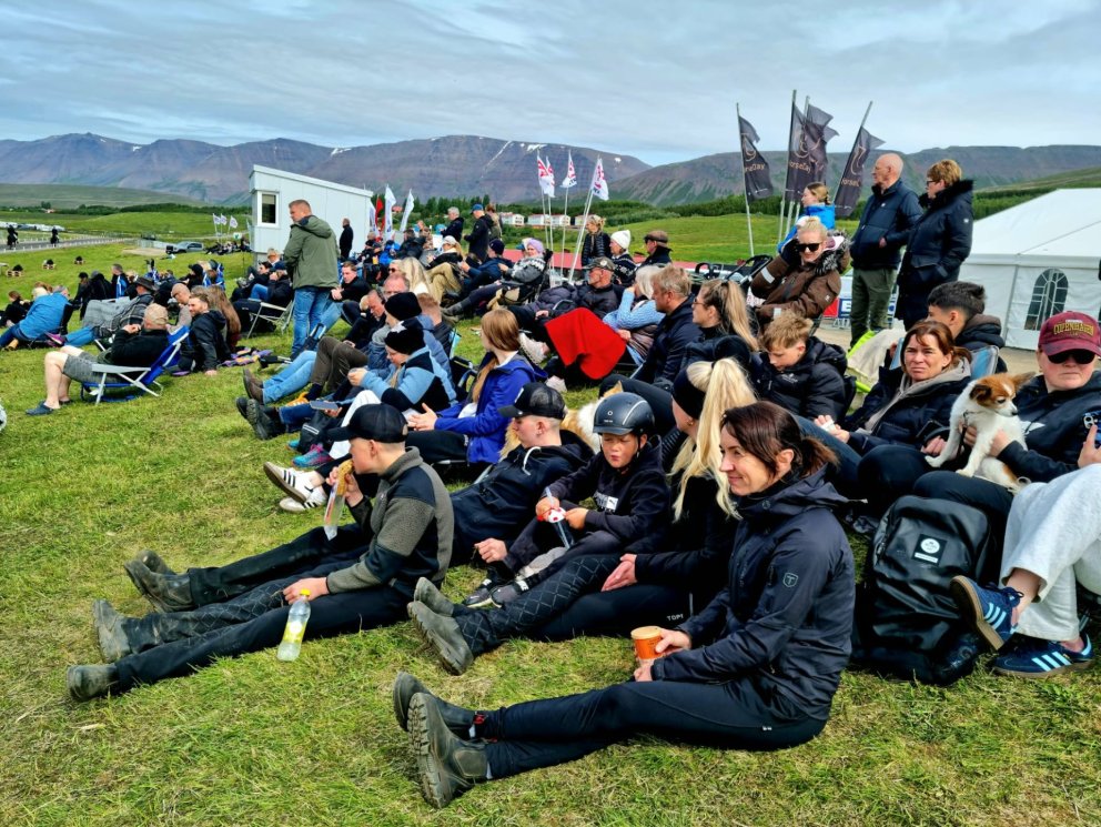 Áhorfendur sælir í sinni á Hólum. Mynd:HMJ