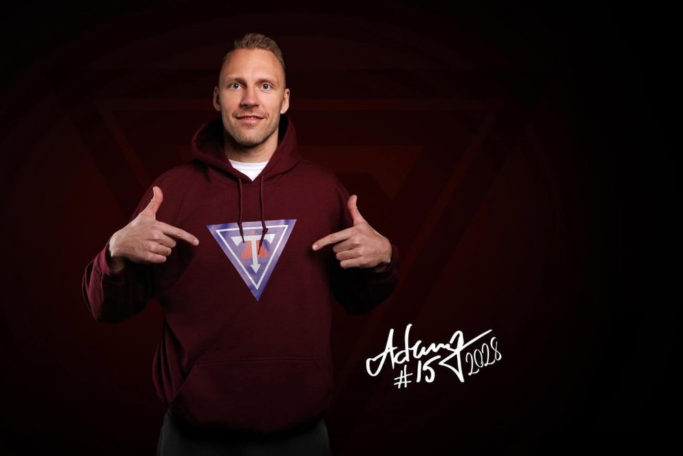 Kappinn kátur með nýja samninginn Mynd: Davíð Már