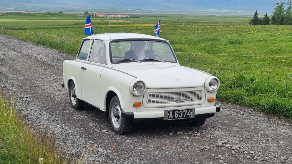 Agnar á Miklabæ á sínum guðdómlega Trabant.