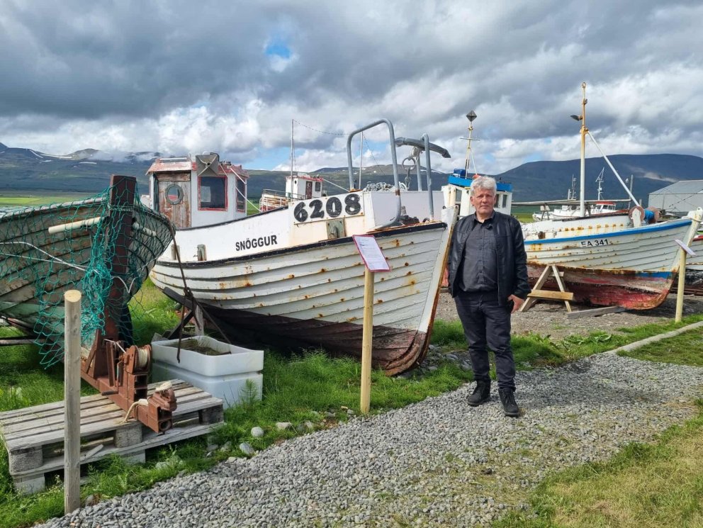 Ómar Una við einn bátinn á safninu. Mynd:HMJ