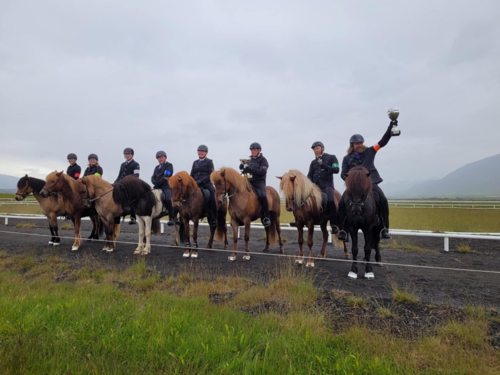 Efstu hestar í A-flokki. Magnús Bragi hampar bikarnum. Mynd:Fb.Skagfirðingur