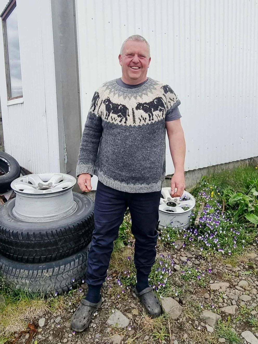 Boggi í sérhannaðri vinnupeysu. Mynd: HMJ