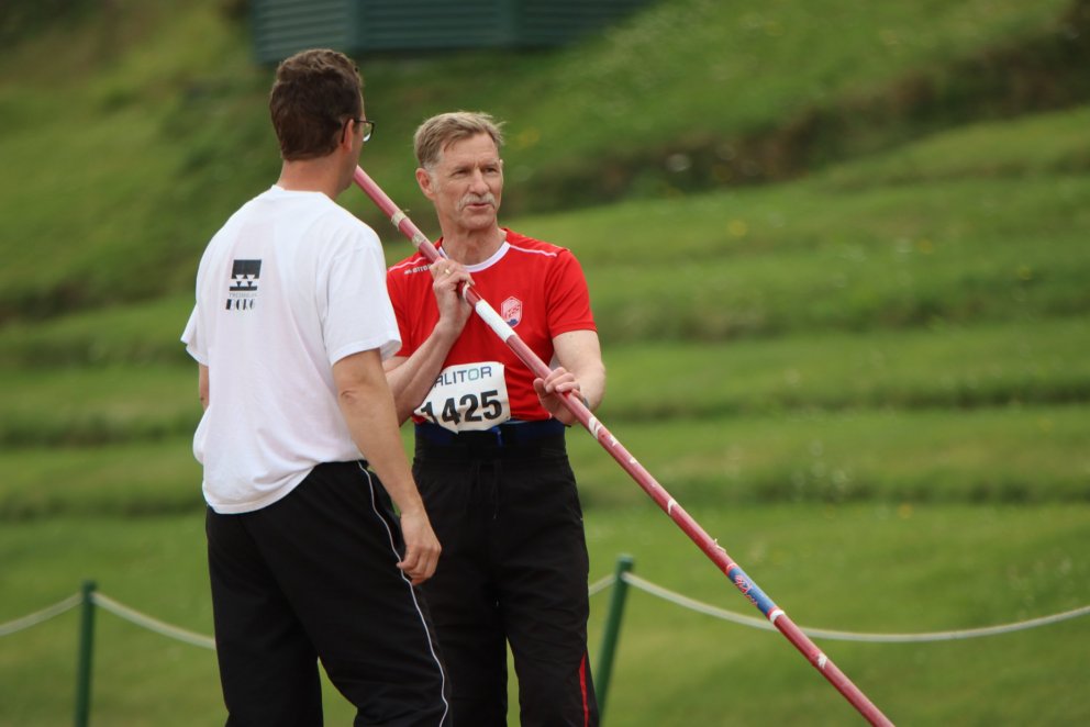 Feðgarnir Theodór og Karl stúdera hvernig best sé að komast yfir ránna í stangarstökki. Mynd: FRÍ.