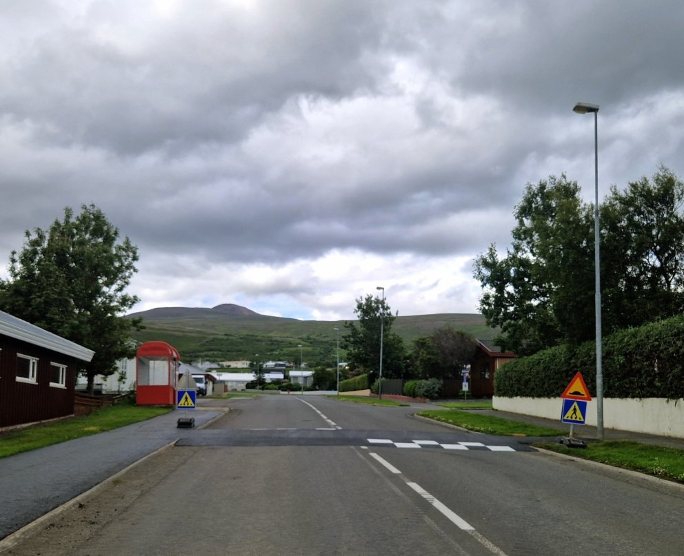 Ein af þremur hraðahindrunum á Túngötu. Mynd: Ómar Bragi.