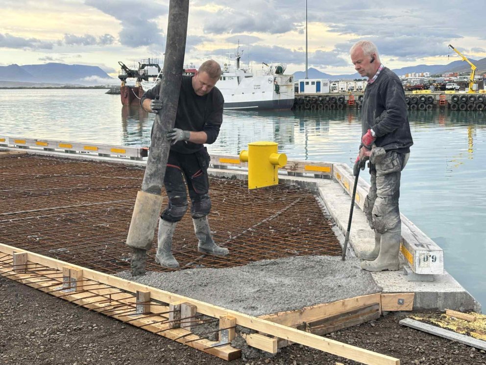 Halldór Svanlaugsson og Baldur múrari að störfum. Mynd: Fb.Skagafjarðarhafnir.