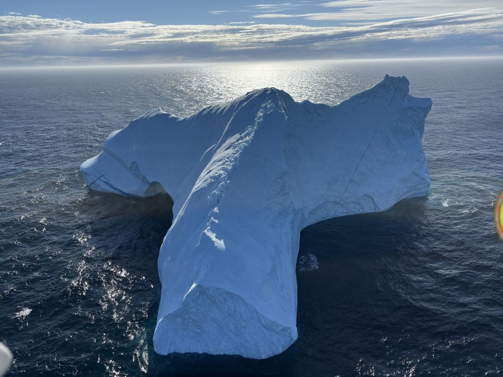 Borgarísjakinn mikli. Mynd: fb.Landhelgisgæslan.