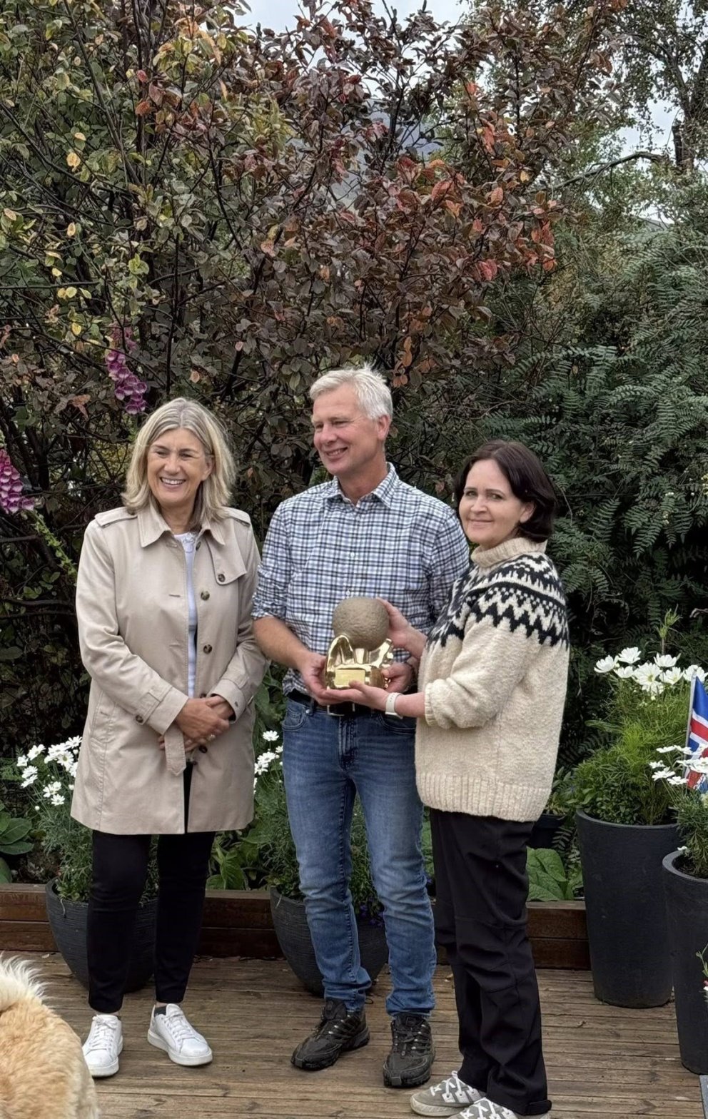 Hanna Katrín afhendir þeim Hjördísi og Jóa Biðukolluna. Mynd: fb, Sveitin okkar Fljótin.