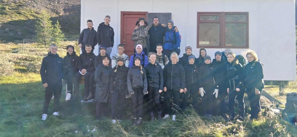 Hópmynd af ferðalöngunum við skálann fram í Hildarseli. MYND HELGA ÞORBJÖRG