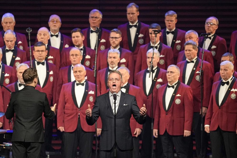 Óskar Pétursson með Karlakórinn Heimi sér til stuðnings. MYNDIR: MUMMI LÚ