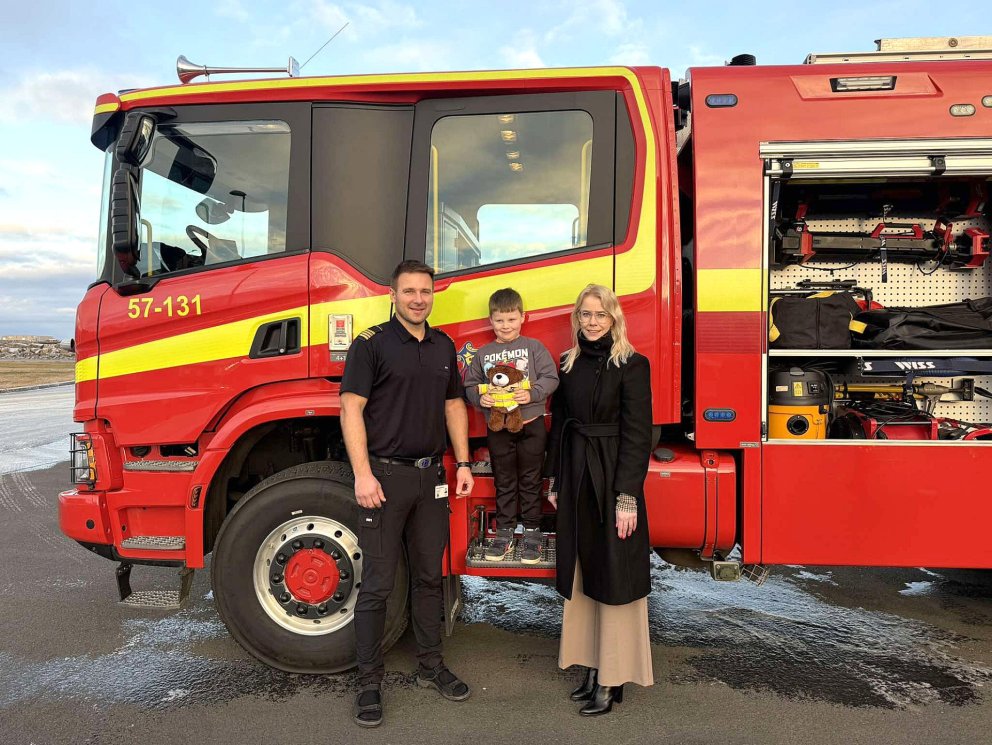 Svavar Atli Birgisson slökkviliðsstjóra, Kolbeinn Ari með nýja Björnis bangsann sinn og Helga Einarsdóttir frá HMS.MYND GG