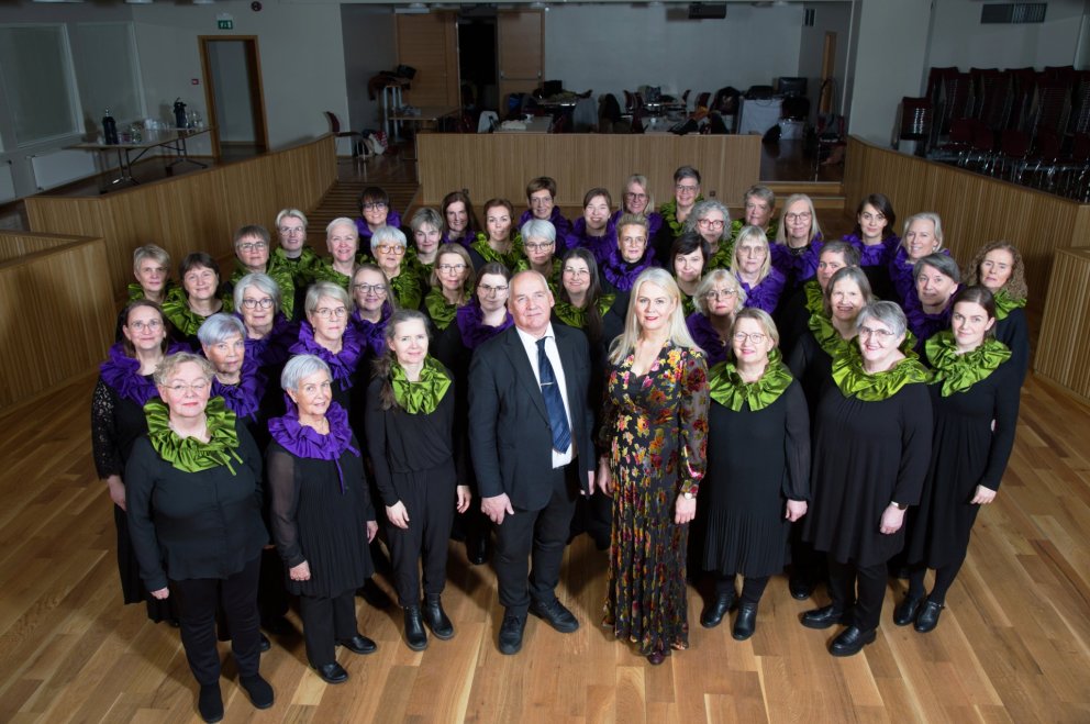 Kvannakórinn Sóldís ásamt Helgu Rós stjórnanda sínum og undirleikaranum Rögnvaldi Valbergssyni. MYND: GG/GUNNI RÖGG