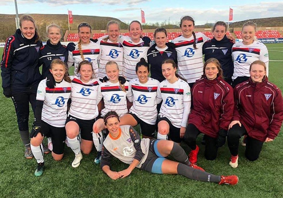 Stelpurnar sigurreifar að leik loknum á Ásvöllum. MYND: LAUFEY HARPA