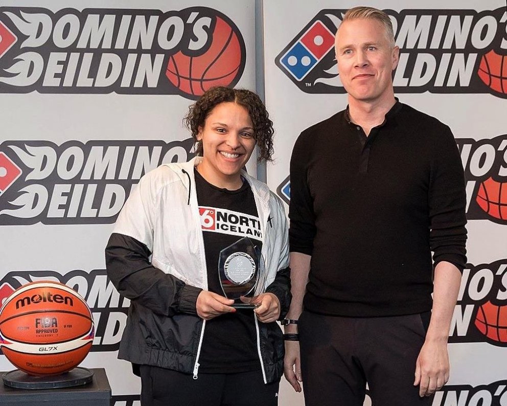 Tess tekur við viðurkenningunni á lokahófi KKÍ. MYND: KKI.IS