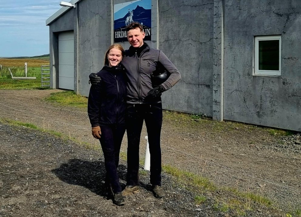 Berglind og Guðmar fyrir utan Hrímnishöllina. Mynd:hmj.