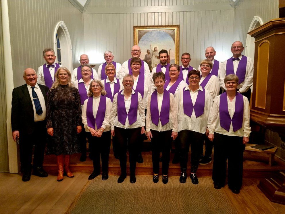 Glaðbeittur kór að loknum tónleikum. Mynd: hmj