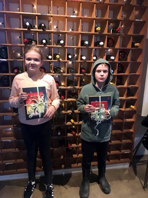 Sigrún Heiða og Hjalti með viðurkenningar sínar. Mynd: grunnskoli.hunathing.is