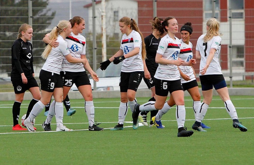 Stólastúlkur fagna einu marka sinna í fyrri hálfleik í gær. MYNDIR: ÓAB